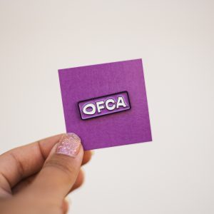 Pins napis OFCA | fioletowy